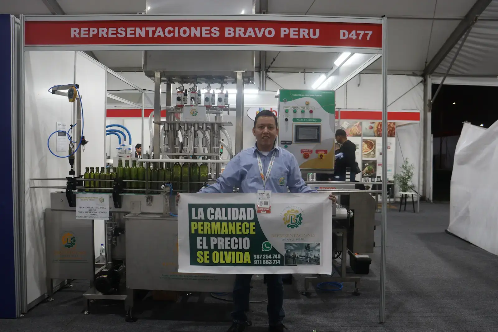 Maquinaria industrial de envasado en operación