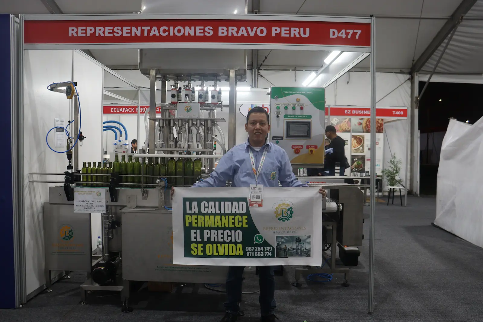 Maquinaria industrial de envasado en operación