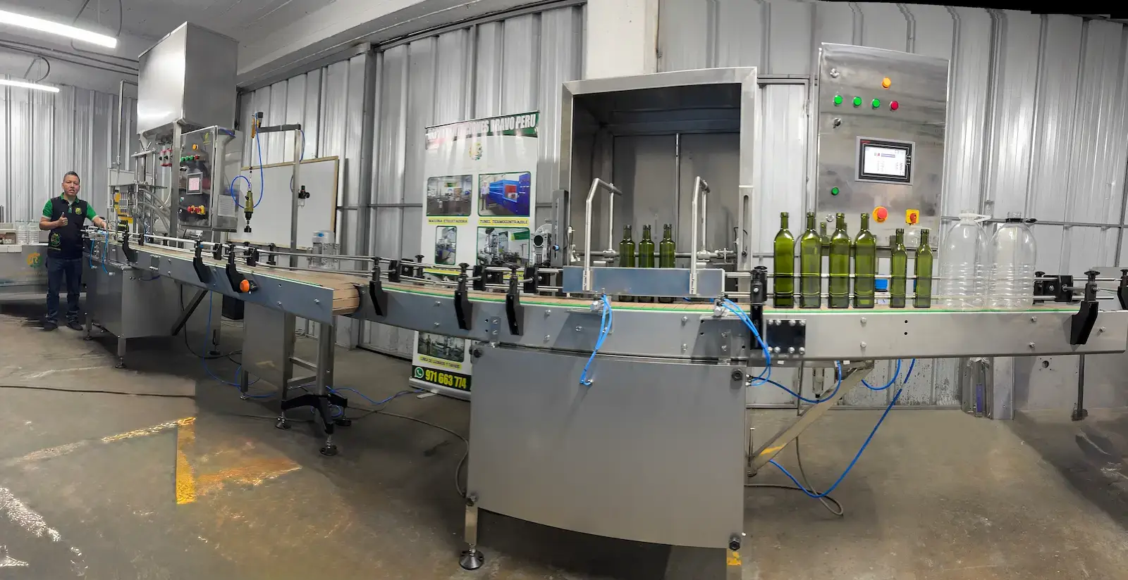 Línea automatizada de llenado y envasado industrial