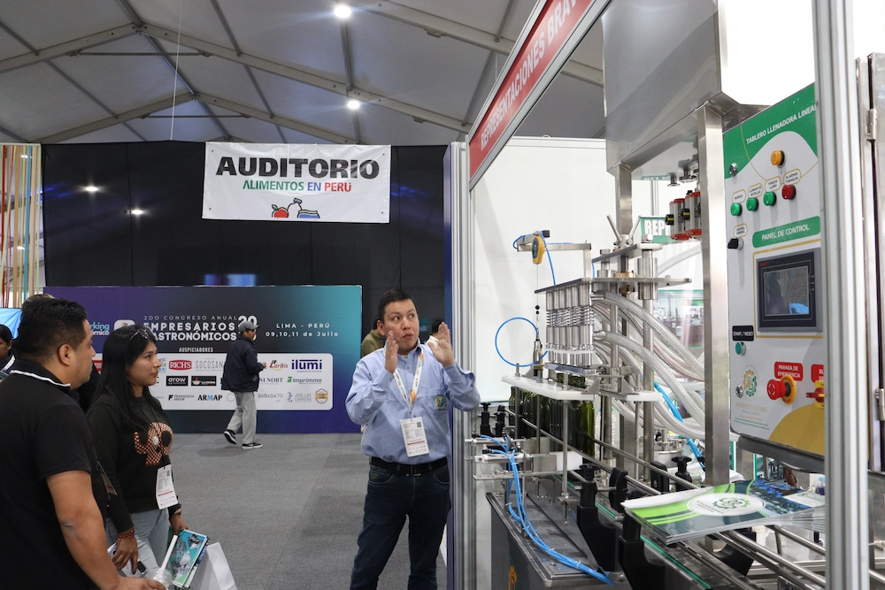 Equipo de Representaciones Bravo Perú en planta industrial