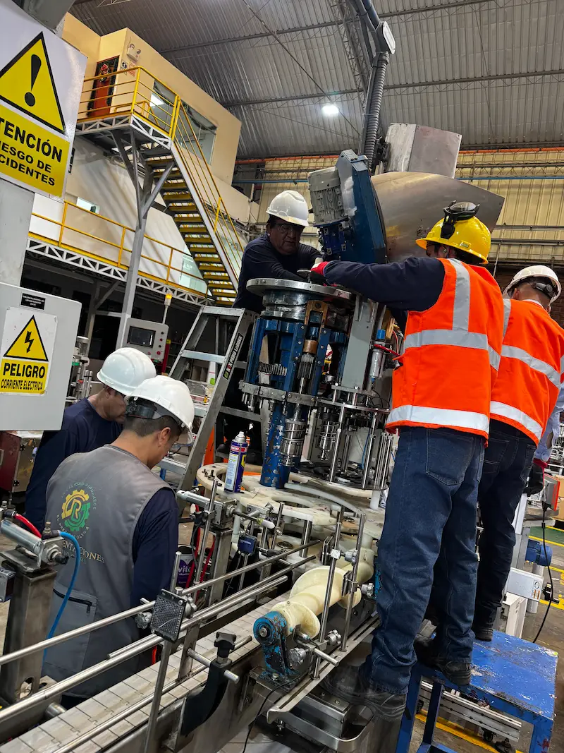 Servicio de repotenciación en máquina tapadora industrial